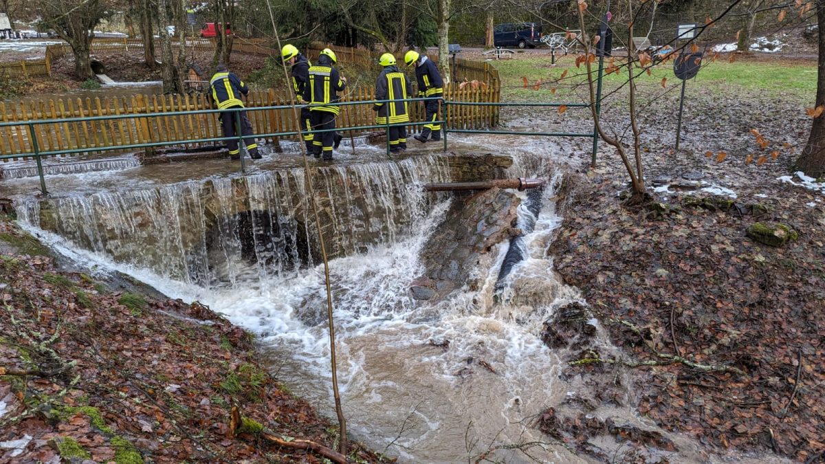 Einsatz 75/2023 Teich läuft über Feuerwehr Schlangenbad