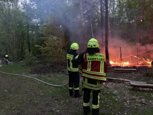 Das erste Strahlrohr wird von der Feuerwehr Bärstadt vorgenommen.